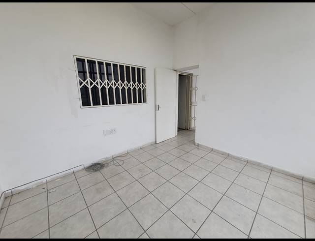 454M² WAREHOUSE TO LET IN CROWN